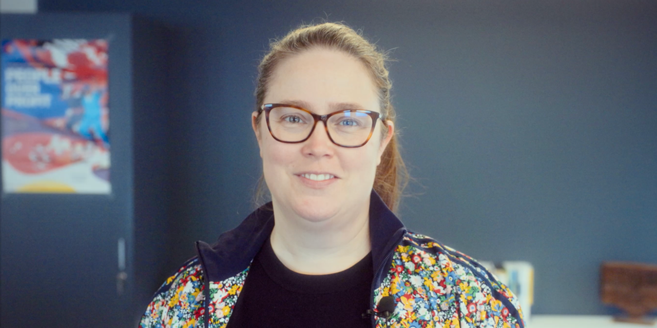 Kjersti Barsok, leder i NTL, smiler til kamera.