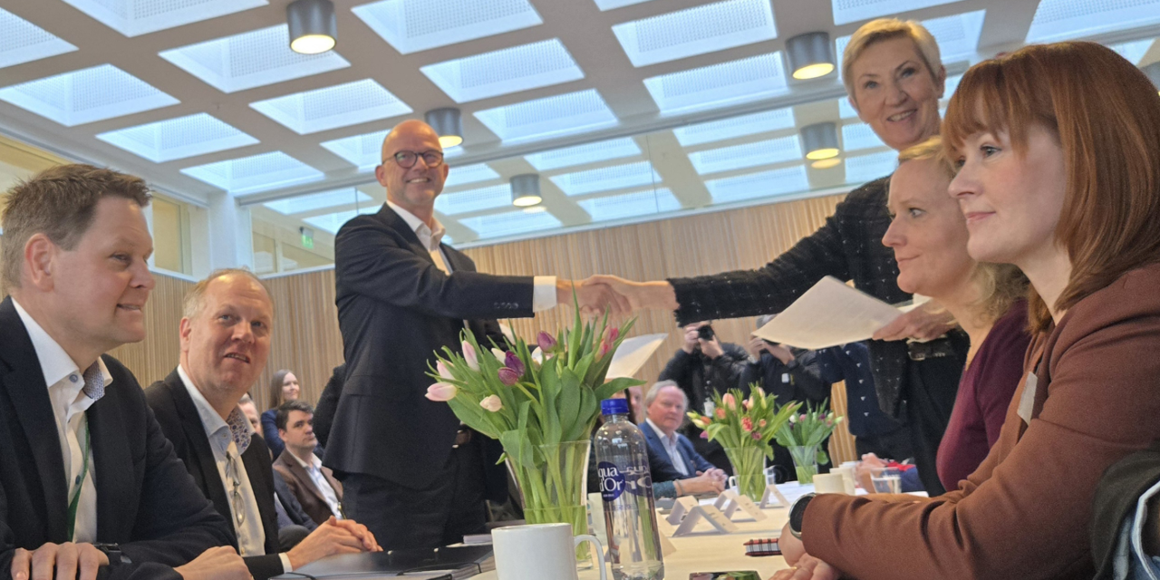 NHOs Ole Erik Almlid og LOs Peggy Hessen Følsvik hilser på hverandre ved forhandlingsstart 17. mars 2025.