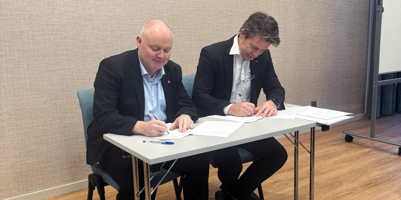 LO og Virke har reforhandlet hovedavtalen. Fra venstre: Are Tomasgaard, 2. nestleder i LO, og Bernt Gudmund Apeland, administrerende direktør i Virke.