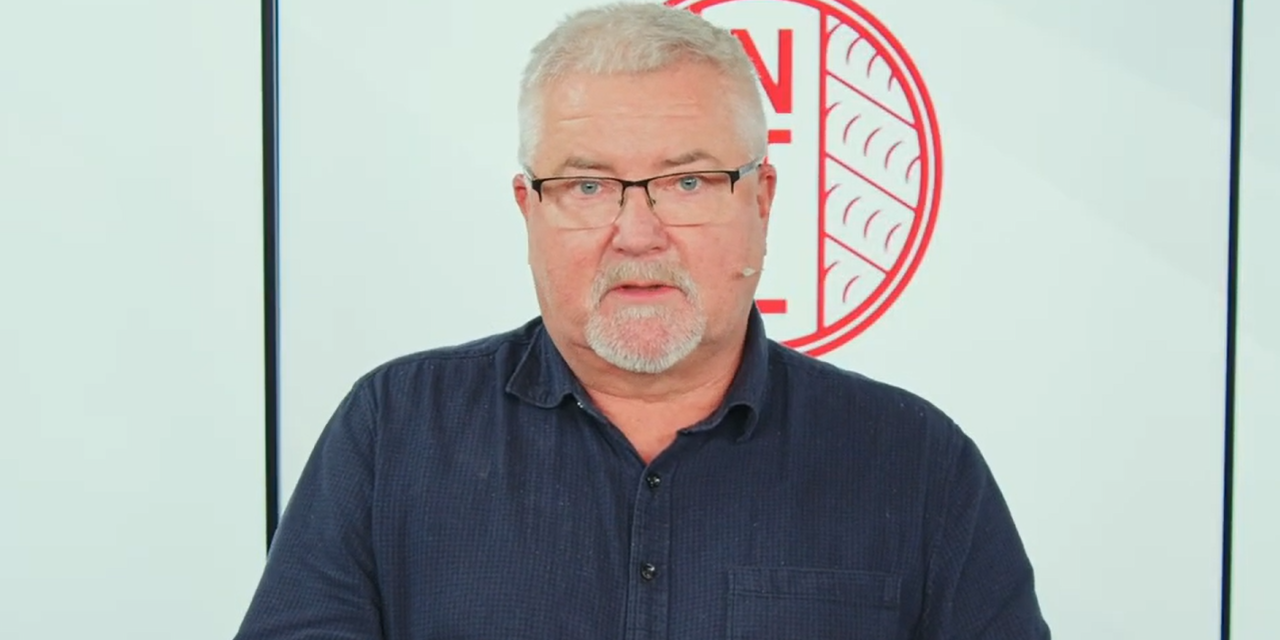 Sturla Sopstad står foran NTL-logoen.