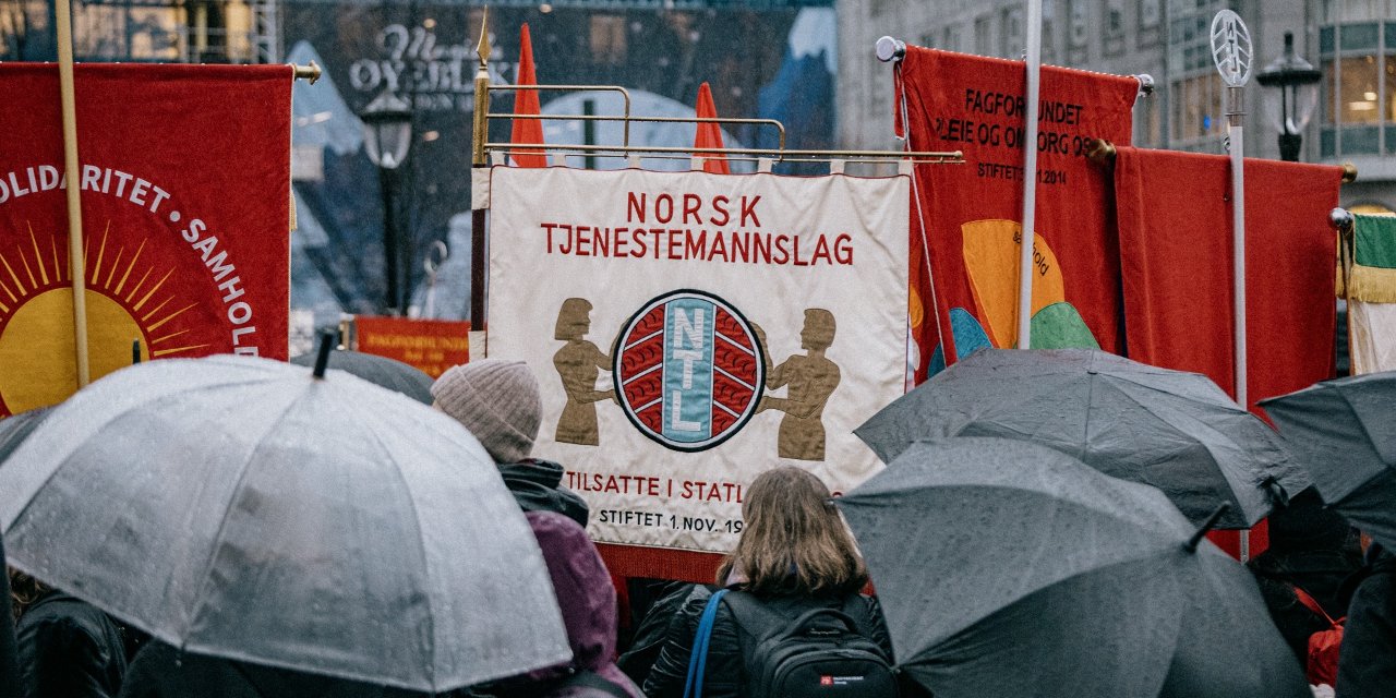 Eidsvolls plass var full av paraplyer og faner.