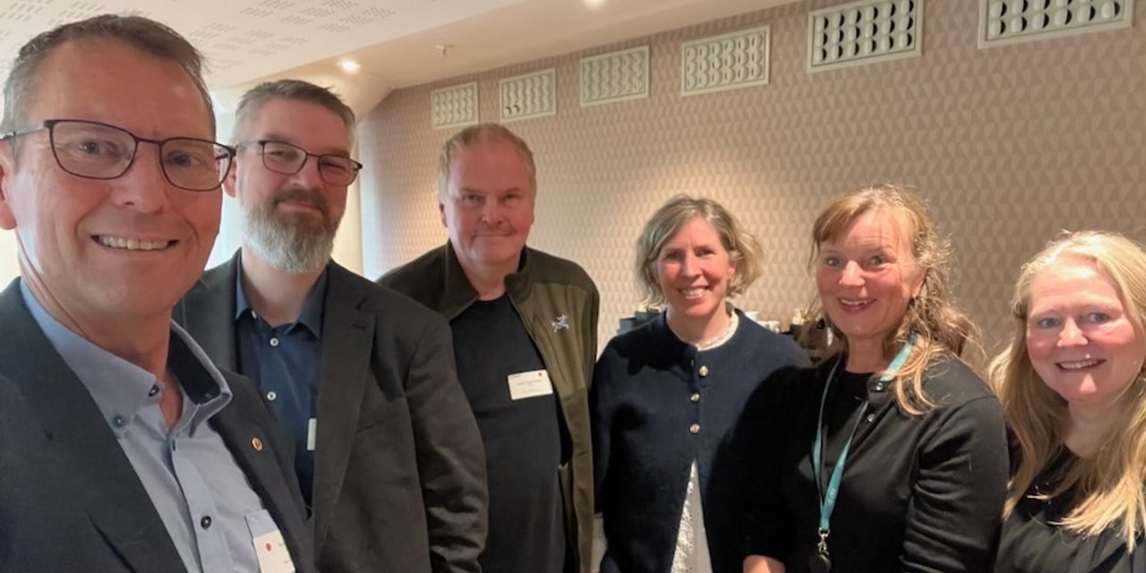 En fornøyd forhandlingsdelegasjon for NTL/Abelia. Fra venstre: Pål Kjærstad, Geir Reinhardsen, Haakon Rusten, Nora Berg, Birgit Abrahamsen og Hege Nordgård. Ikke tilstede: Matti Lucie Arentz, Lise Borgen-Johansen og Kjetil Vaarlund.