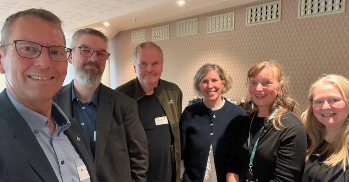 En fornøyd forhandlingsdelegasjon for NTL/Abelia. Fra venstre: Pål Kjærstad, Geir Reinhardsen, Haakon Rusten, Nora Berg, Birgit Abrahamsen og Hege Nordgård. Ikke tilstede: Matti Lucie Arentz, Lise Borgen-Johansen og Kjetil Vaarlund.