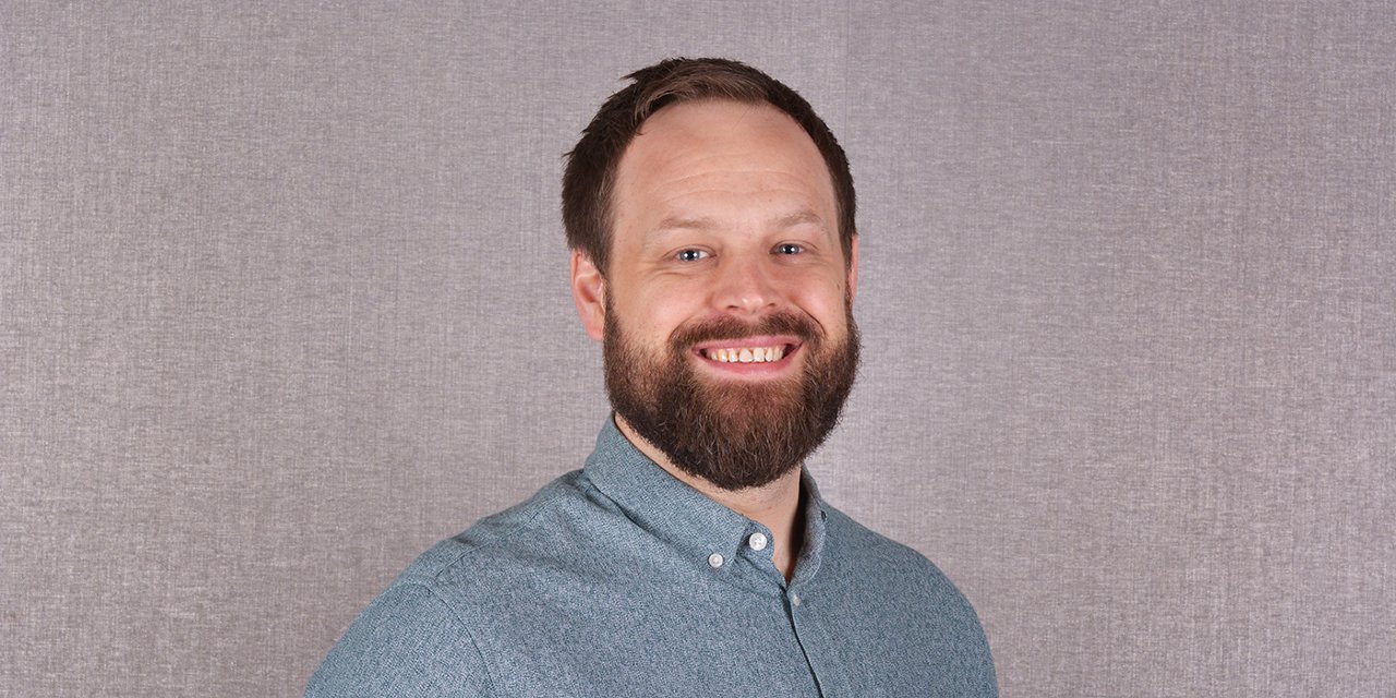 Portrett av Torgeir Homme, leder i NTL Nav, foran en grå vegg.